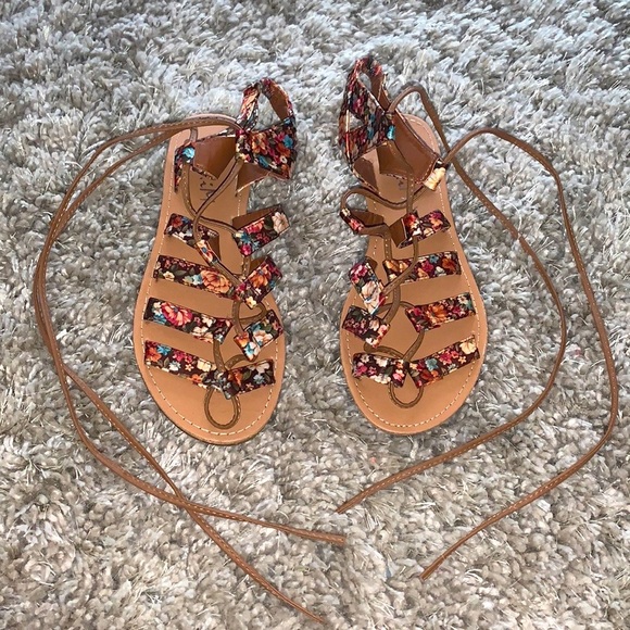Woman’s Floral Sandals - Picture 2 of 3